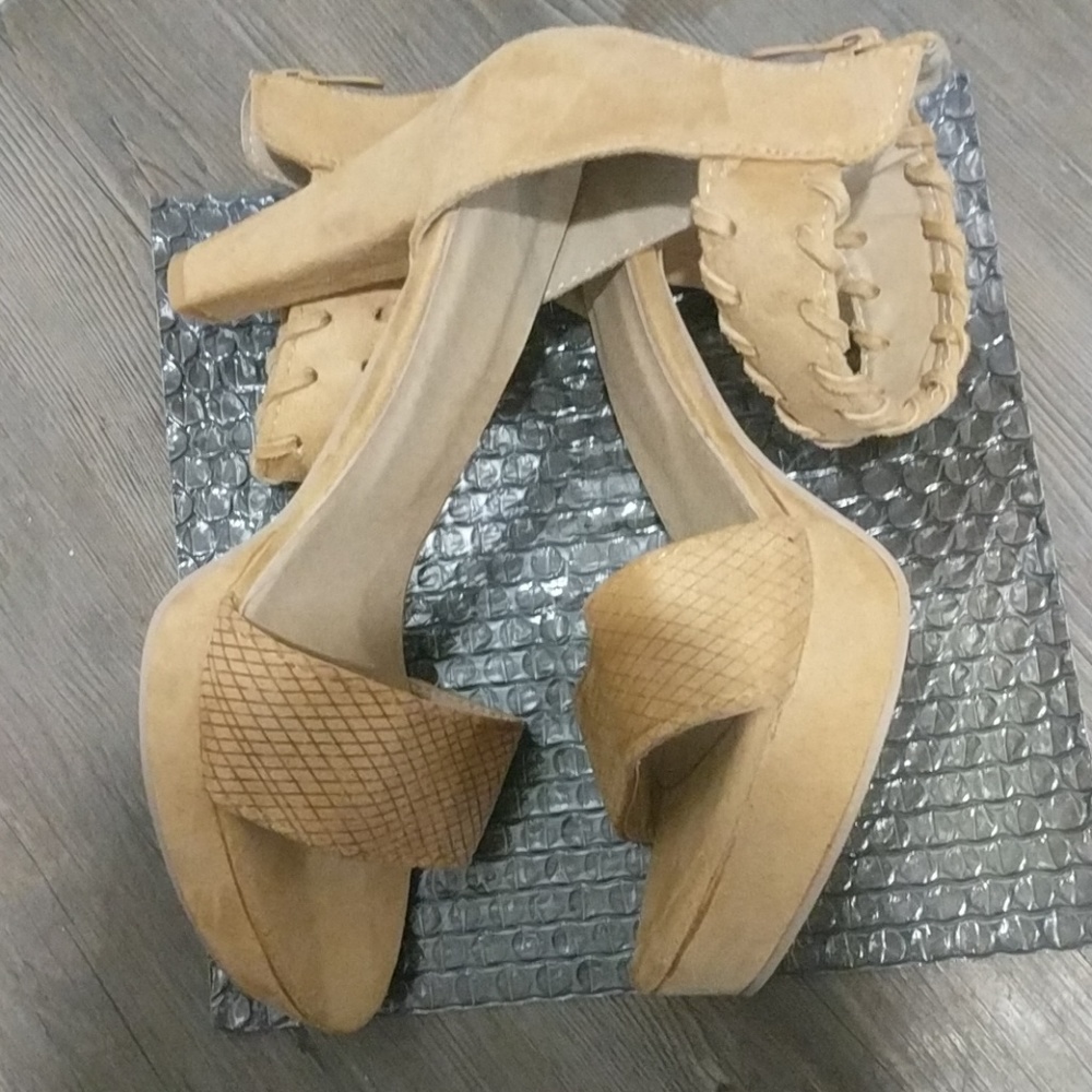 Heels - Picture 3 of 3